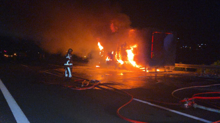 Bursa'da kargo kamyonu alevlere teslim oldu!-Bursa Hayat Gazetesi-3