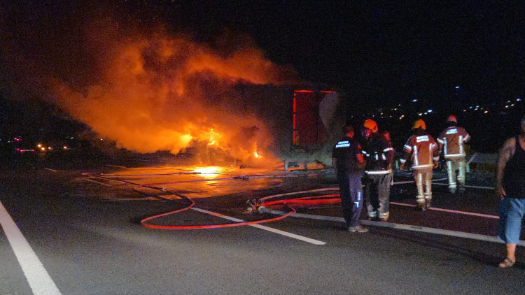 Bursa'da kargo kamyonu alevlere teslim oldu!-Bursa Hayat Gazetesi-2