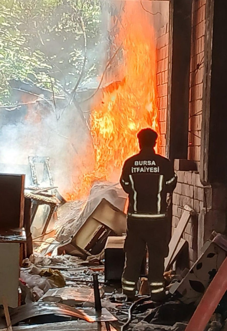 Bursa'da yıkımda olan binada yangın paniği-Bursa Hayat Gazetesi-2