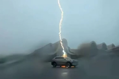 Yıldırım elektrikli arabaya çarptı, araç hasar görmedi!