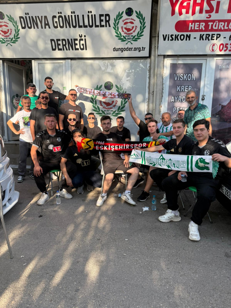 Bursaspor - Eskişehirspor maçı öncesi tribünlerden dostluk mesajı-Bursa Hayat 2