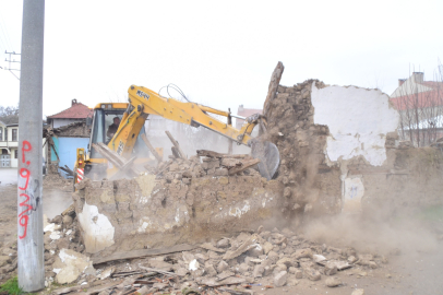 Yenişehir’de metruk binaların yıkımı hız kazandı