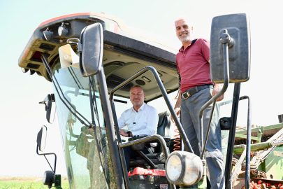 Karacabey Ovası’nda hasat! Başkan Karabatı üreticilerle buluştu