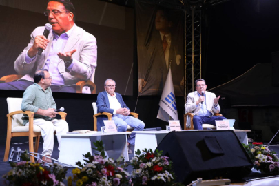 Edremit Kitap Fuarı'nda şiir, siyaset, müzik ve tarih bir aradaydı