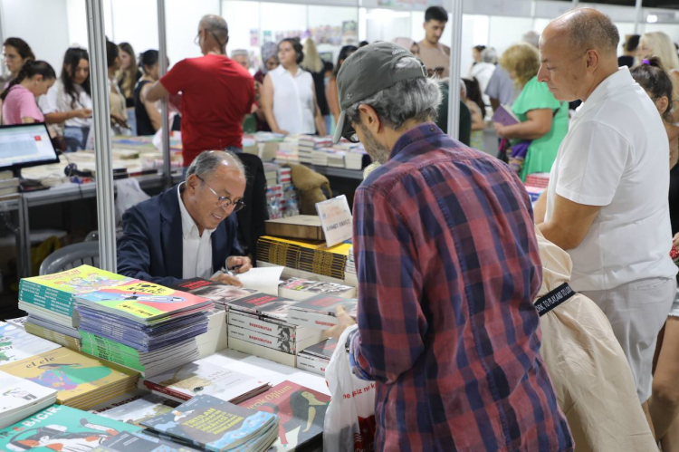 Edremit Kitap Fuarı'nda şiir, siyaset, müzik ve tarih bir aradaydı - Bursa Hayat Gazetesi-5