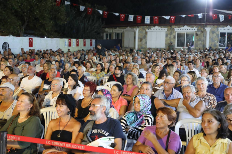 Edremit Kitap Fuarı'nda şiir, siyaset, müzik ve tarih bir aradaydı - Bursa Hayat Gazetesi-3