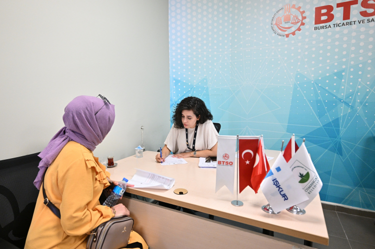 Bursa’da güçlü istihdam adımı: 700’den fazla aday iş görüşmesine katıldı - Bursa Hayat Gazetesi-2
