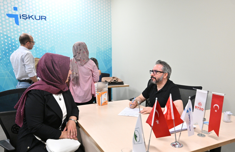 Bursa’da güçlü istihdam adımı: 700’den fazla aday iş görüşmesine katıldı - Bursa Hayat Gazetesi-3