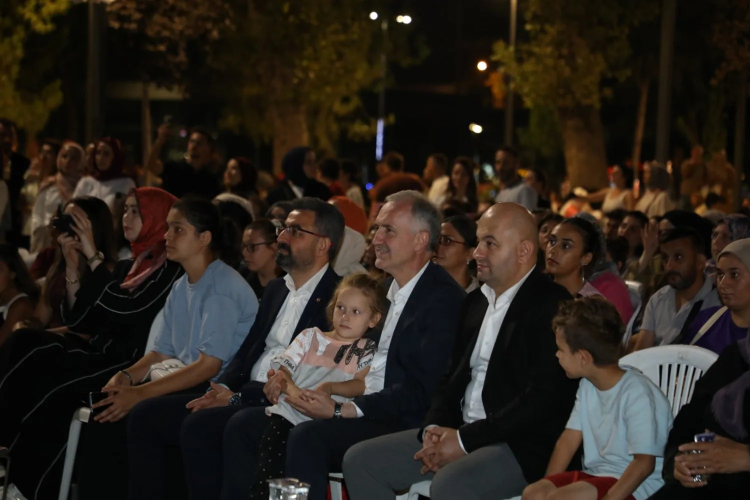 İnegöl’de yaz coşkusu Aydın Şahin konseriyle zirve yaptı - Bursa Hayat Gazetesi-3