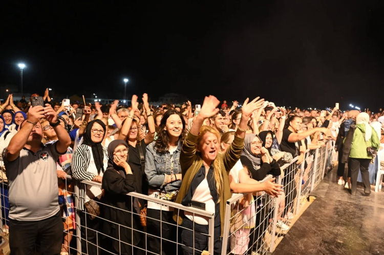 LongozFest 2025 Karacabey’de Funda Arar konseriyle büyüleyici final - Bursa Hayat Gazetesi-2
