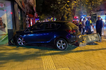 Bursa'da kontrolden çıkan araç ortalığı birbirine kattı!