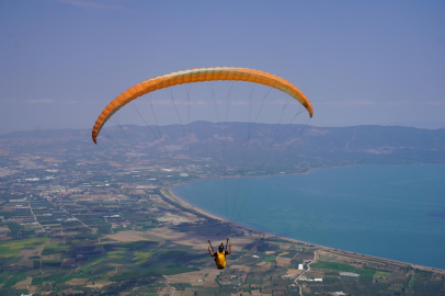 Orhangazi’de Gürle Dağı semaları yamaç paraşütleriyle renklendi