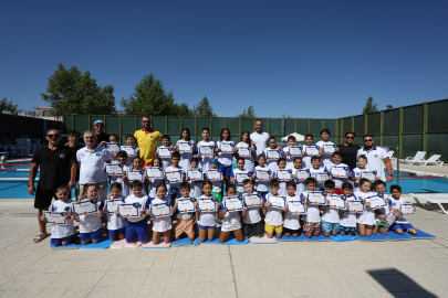 Bursa’da eğitimi tamamlayan minik kulaçlar sertifikalarını aldı