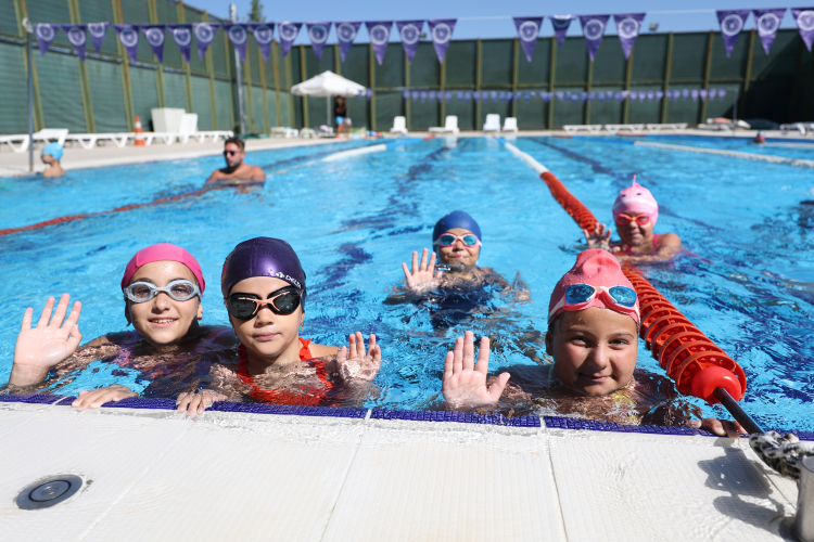 Bursa’da eğitimi tamamlayan minik kulaçlar sertifikalarını aldı - Bursa Hayat Gazetesi-2