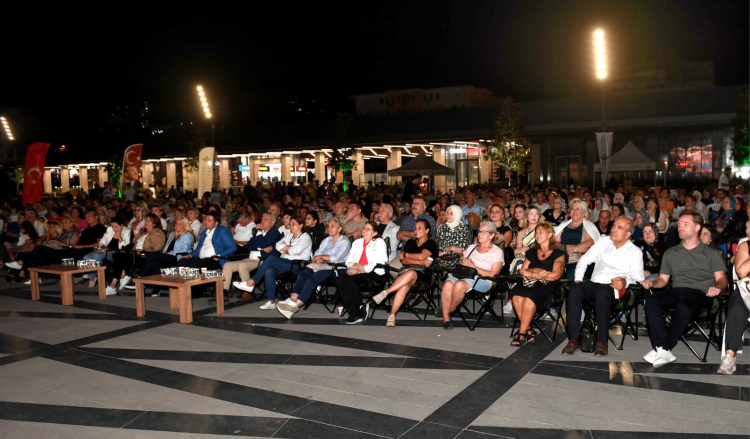 Bursa'da yaz nostaljisi: “Bursa Bülbülü” Osmangazililerle buluştu - Bursa Hayat Gazetesi-4