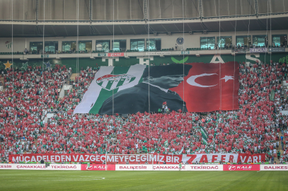 Bursaspor tribünlerinde 30 Ağustos coşkusu!