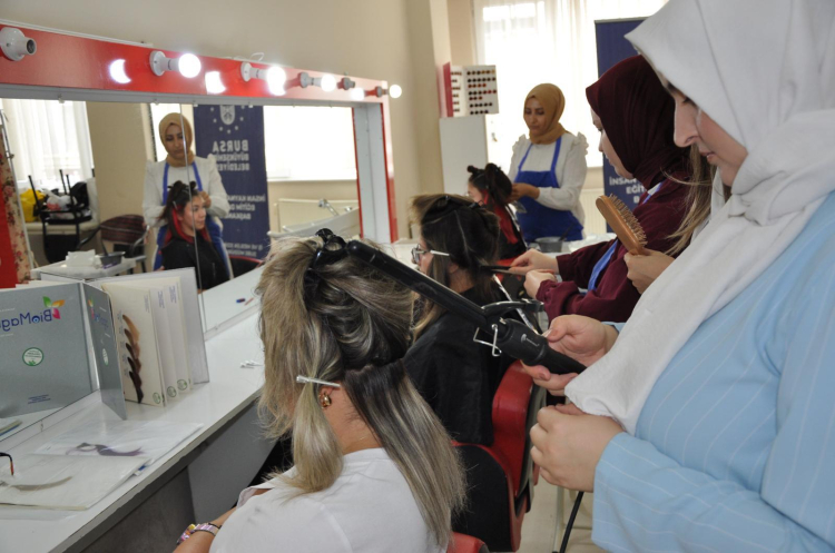 Bursa Büyükşehir’den kadınların iş gücüne katılımı için yeni adımlar - Bursa Hayat Gazetesi-3