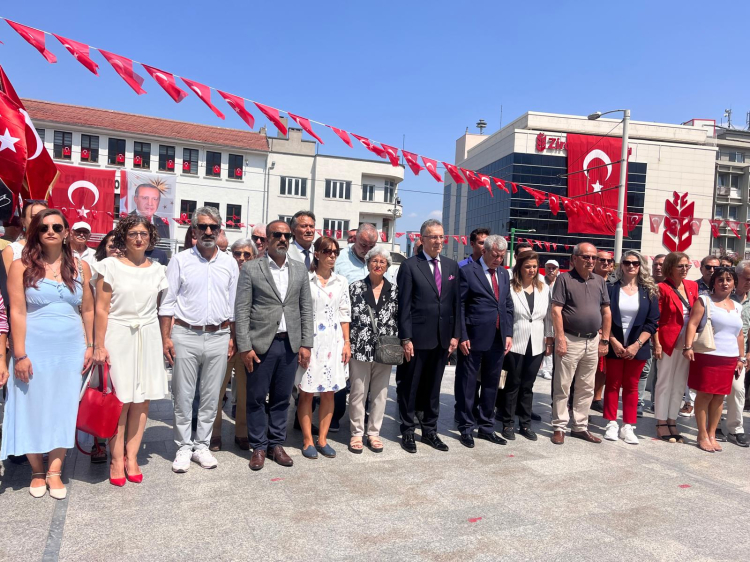 Bursa'da Atatürk Anıtı önünde 30 Ağustos kutlamaları sürüyor - Bursa Hayat Gazetesi-2