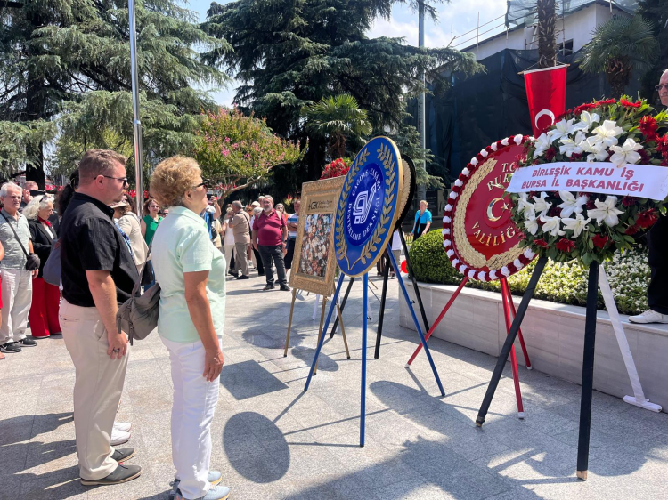 Bursa'da Atatürk Anıtı önünde 30 Ağustos kutlamaları sürüyor - Bursa Hayat Gazetesi-5