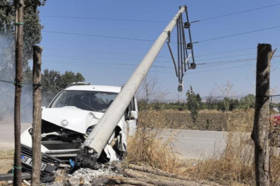 Bursa'da feci kaza: Elektrik direğini devirdi!