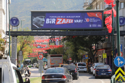 Bursa'nın sokak ve caddeleri 'Zafer' ruhuyla donatıldı