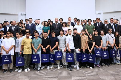 Bursa’da YKS’de ilk 1000’e giren öğrenciler ödüllendirildi