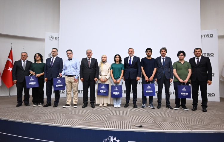 Bursa’da YKS’de ilk 1000’e giren öğrenciler ödüllendirildi - Bursa Hayat Gazetesi-5