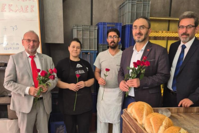 Bursa’da Mevlit Kandili’nde esnaf ve vatandaşlara gül sürprizi