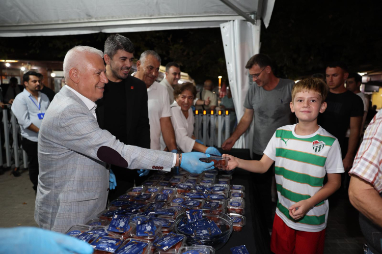 Bursa Büyükşehir Belediyesi’nden 17 ilçede tatlı ikramı - Bursa Hayat Gazetesi-4