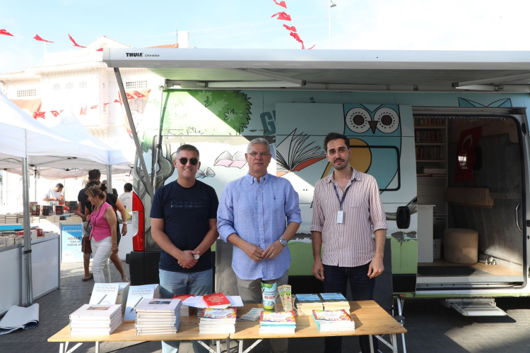Nilüfer’in Gezici Kütüphanesi’ne Mudanya Kitap Fuarı’nda yoğun ilgi - Bursa Hayat Gazetesi-3