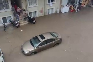 Aniden bastıran sağanak Bursa’yı vurdu
