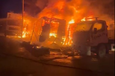 Bursa’da gece yarısı yangın kabusu: 3 kamyon ve 1 TIR kül oldu!