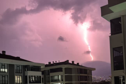 Bursa’da gecenin karanlığını şimşekler aydınlattı