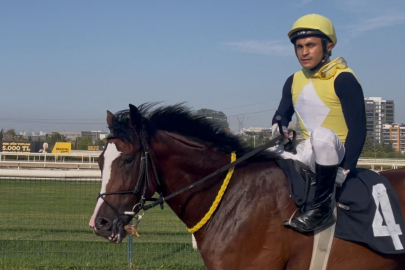 Bursa’da jokey düştü, yerine yarışan arkadaşı birinci oldu