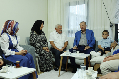 Cumhurbaşkanı Erdoğan’dan depremzede aileye sürpriz ziyaret