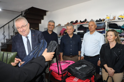 Edremit Belediyesi’nden öğrencilere kırtasiye yardımı!