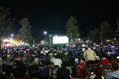 Bursa’da spor coşkusu katlandı! Üç maç dev ekranda izlendi