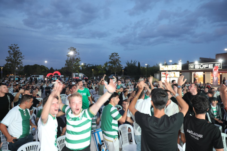 Bursa’da spor coşkusu katlandı! Üç maç dev ekranda izlendi - Bursa Hayat Gazetesi-3