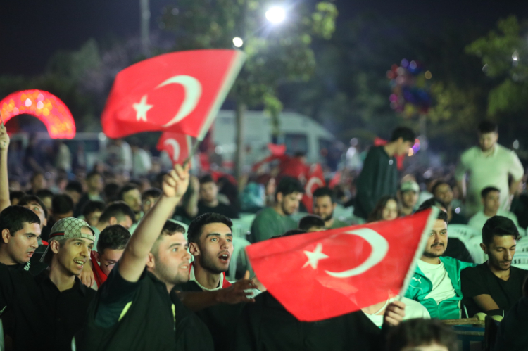 Bursa’da spor coşkusu katlandı! Üç maç dev ekranda izlendi - Bursa Hayat Gazetesi-4