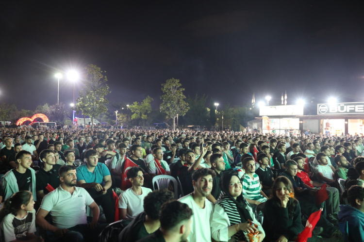 Bursa’da spor coşkusu katlandı! Üç maç dev ekranda izlendi - Bursa Hayat Gazetesi-2