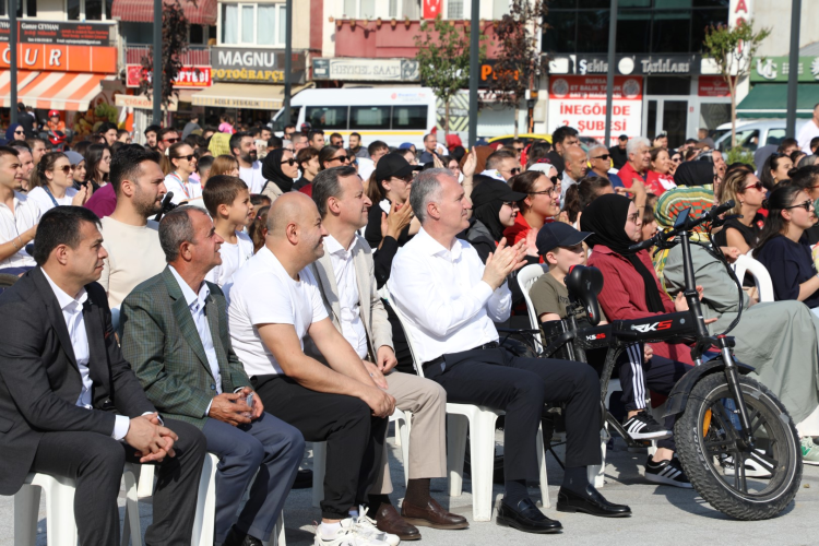 İnegöl Heykel Meydanı’nda voleybol ve futbol heyecanı - Bursa Hayat Gazetesi-3