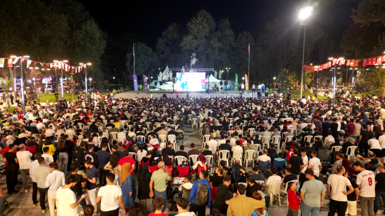 İnegöl Heykel Meydanı’nda voleybol ve futbol heyecanı - Bursa Hayat Gazetesi-4