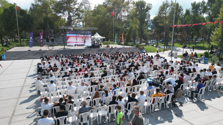 İnegöl Heykel Meydanı’nda voleybol ve futbol heyecanı - Bursa Hayat Gazetesi-2