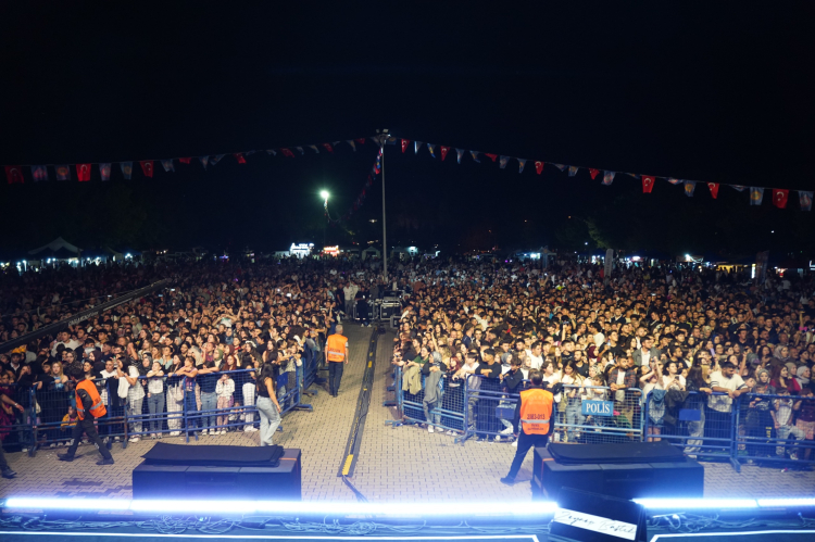 Orhangazi’de GaziFest coşkusu Zeynep Bastık konseriyle zirveye ulaştı - Bursa Hayat Gazetesi-2