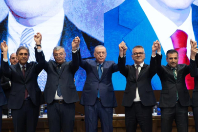 Cumhurbaşkanı Erdoğan, 2 belediye başkanına AK Parti rozetini taktı