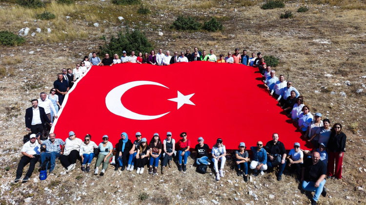 Gemlik’te dünyanın en büyük Atatürk imzası yenilendi-bursa hayat 2