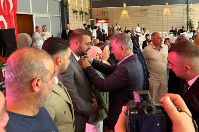 MHP Gemlik’te yeni üyelerine rozetlerini taktı  