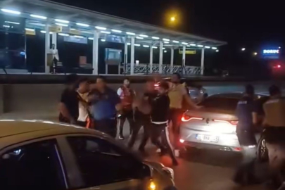 Bursa’da araçlarını yol ortasında durdurup kavgaya tutuştular