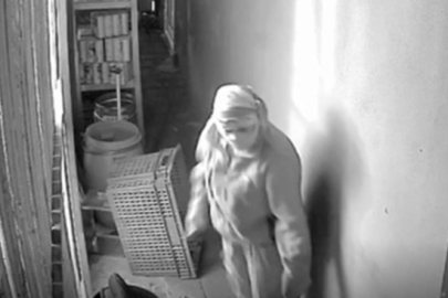 Bursa’da yüzlerini kapatan hırsızları terlikleri ele verdi