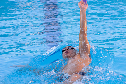 Bursa'da yüzmeye sağlık için başladı, milli formaya uzandı!